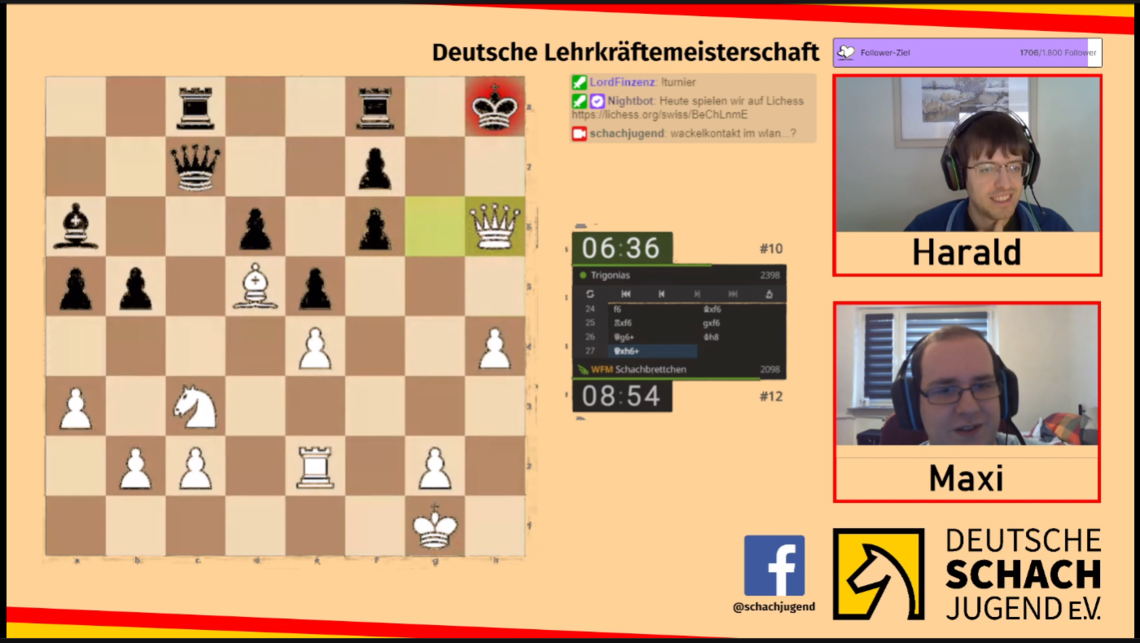 Szene aus dem Livestream. Zu sehen ist in der linken Hälfte eine Stellung aus einer Partie. IN der rechten Hälfte sind die Gesichter von Harald und Maximilian zu sehen.